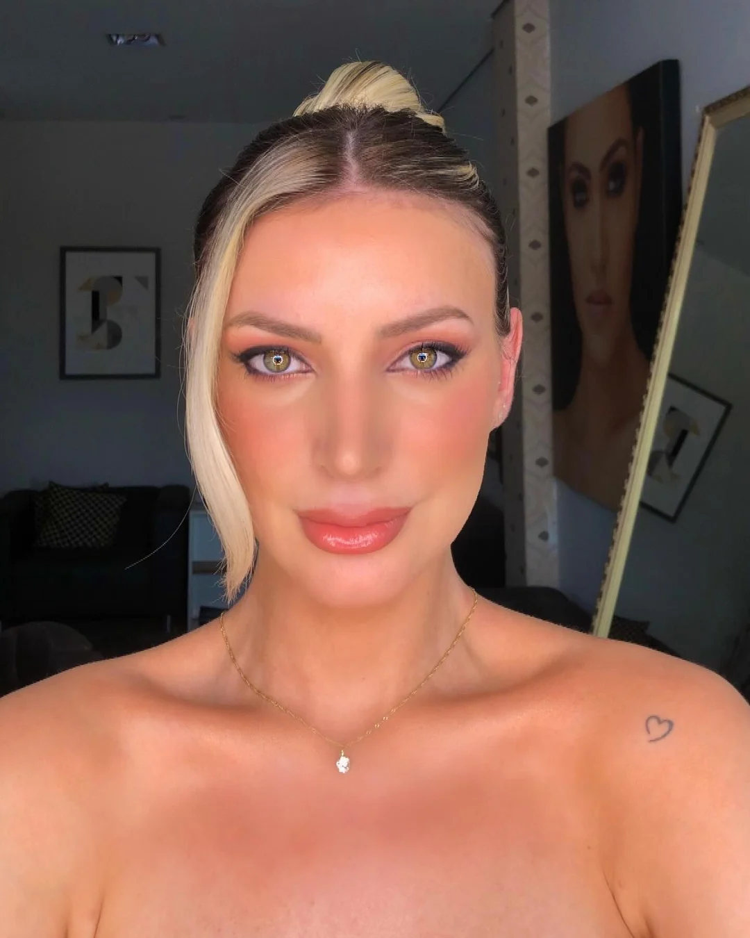 Duda Veiga em close de maquiagem, com os olhos em destaque e cabelo preso